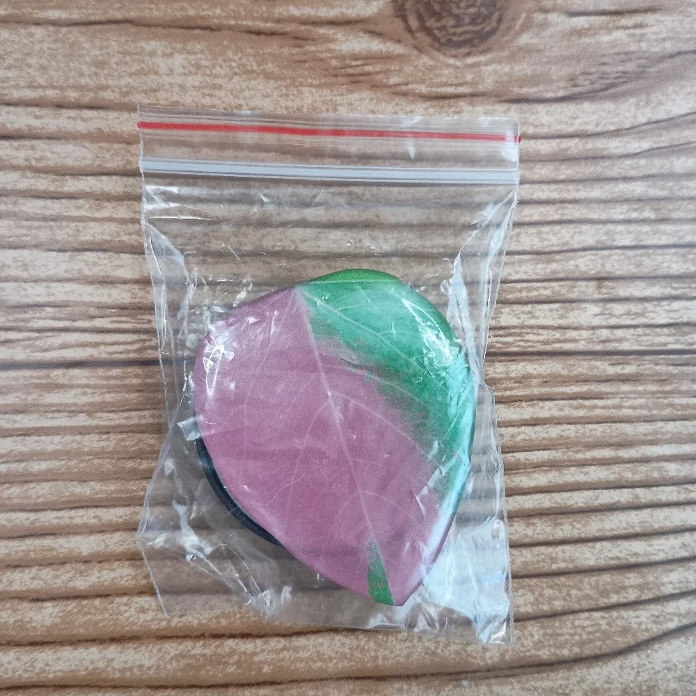 🎉 4 Items/$15 🎉 Pink and Green Leaf-Shaped Phone Holder
